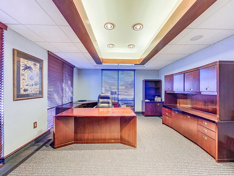 More Photos Of 5421 N 59th St, Tampa Office For Sale