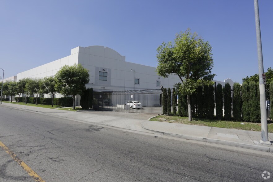 More Photos Of 2025-2027 Long Beach Ave, Los Angeles Warehouse For Lease