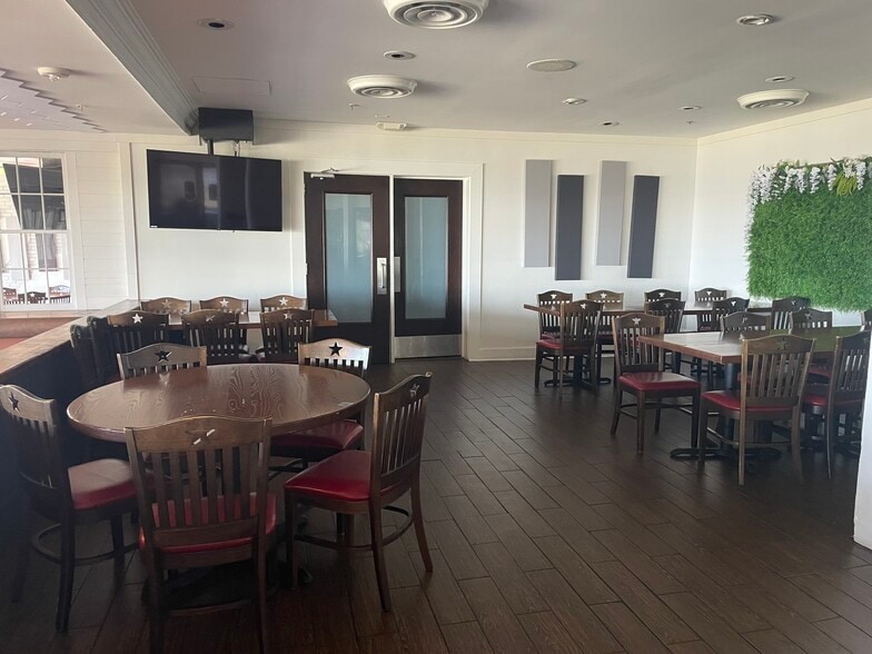 More Photos Of 905 E Gregory St, Pensacola Restaurant For Sale