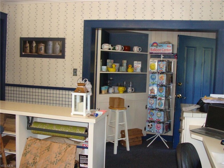 More Photos Of 890 E State St, Salem Flex For Sale