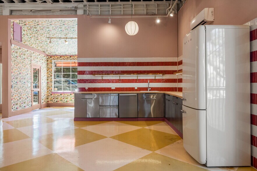 More Photos Of 1020-1024 S Robertson Blvd, Los Angeles Freestanding For Lease