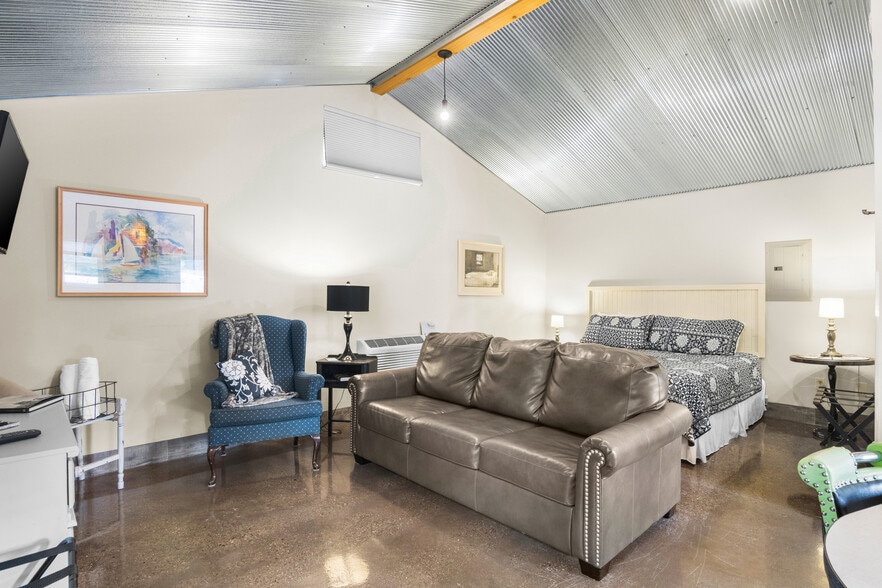 More Photos Of 4871 U.S. 31, Eastport Hotel For Sale