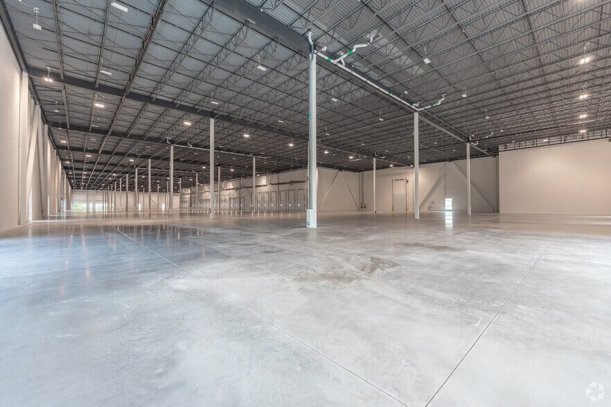 More Photos Of 112 E Beaver Creek Rd, Richmond Hill Warehouse For Lease
