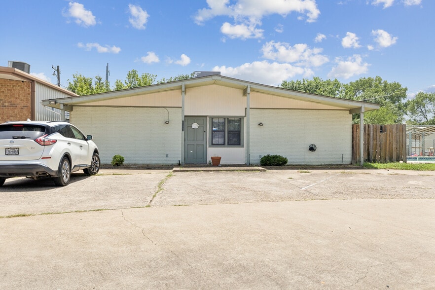 More Photos Of 2418 College Ave, Garland Daycare Center For Lease