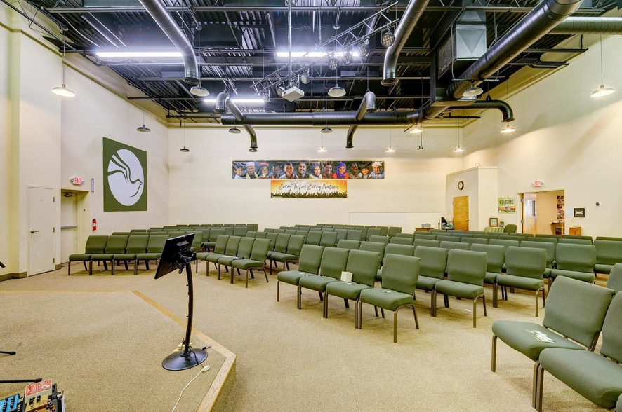 More Photos Of 60 E Hanover Ave, Morris Plains Showroom For Sale