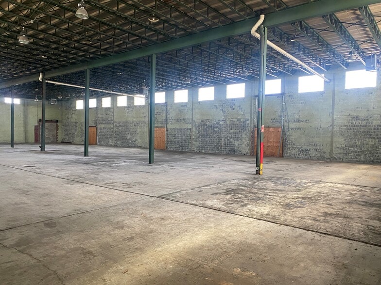 More Photos Of 195 Freight St, Waterbury Bar For Lease