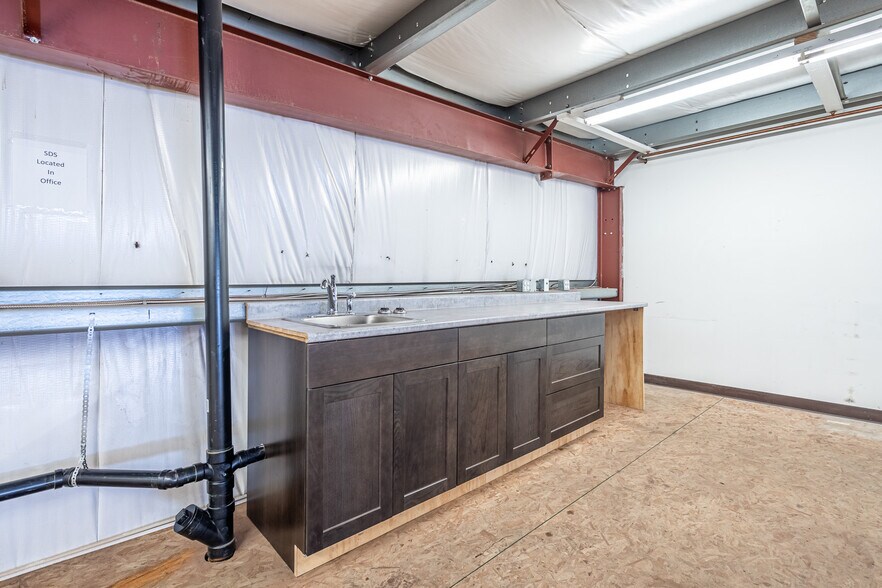 More Photos Of 4807 40 Av, Lloydminster Warehouse For Lease