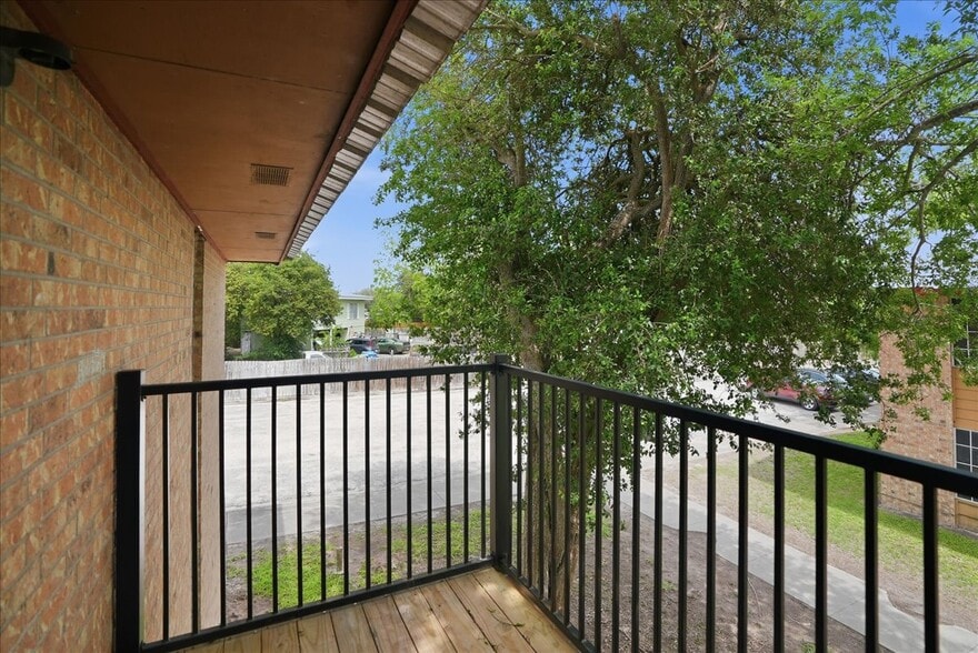 More Photos Of 600 E Crockett St, Beeville Apartments For Sale