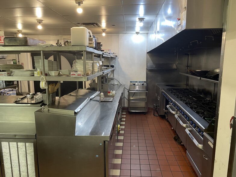 More Photos Of 10 W Hubbard St, Chicago Loft Creative Space For Lease