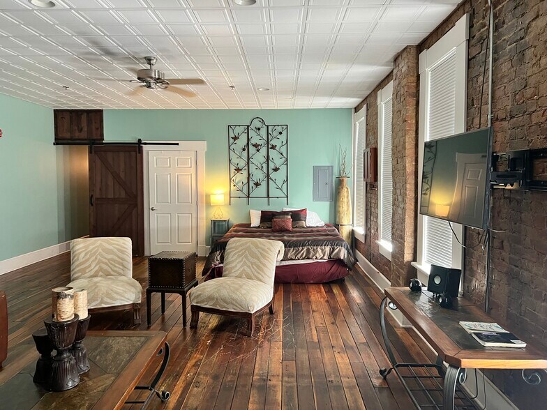 More Photos Of 1331 W Franklin St, Evansville Restaurant For Sale