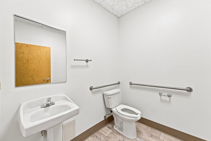 More Photos Of 615-619 Commerce Rd, Richmond Office For Lease