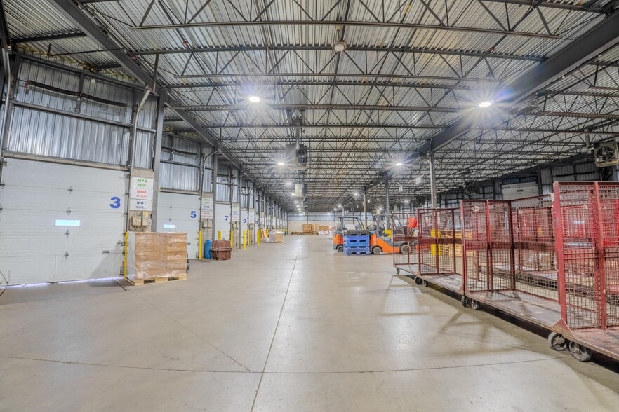 More Photos Of 13150 Boul Métropolitain E, Montréal Distribution For Sale