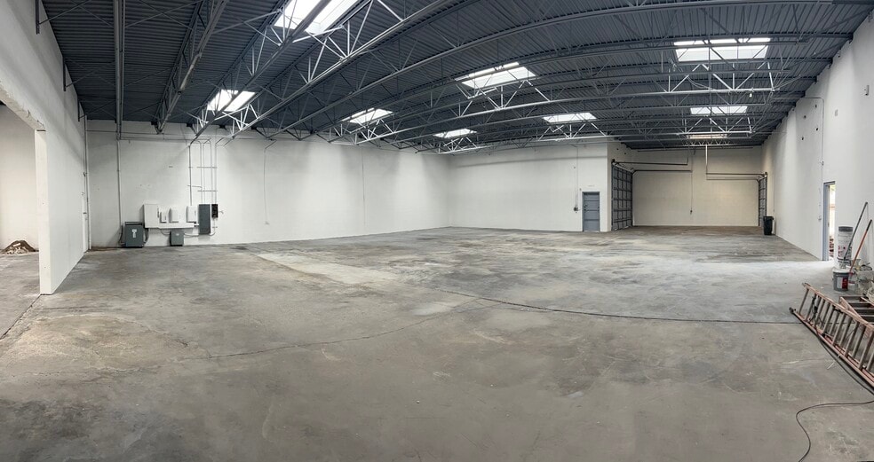 More Photos Of 4504 E Hillsborough Ave, Tampa Showroom For Lease