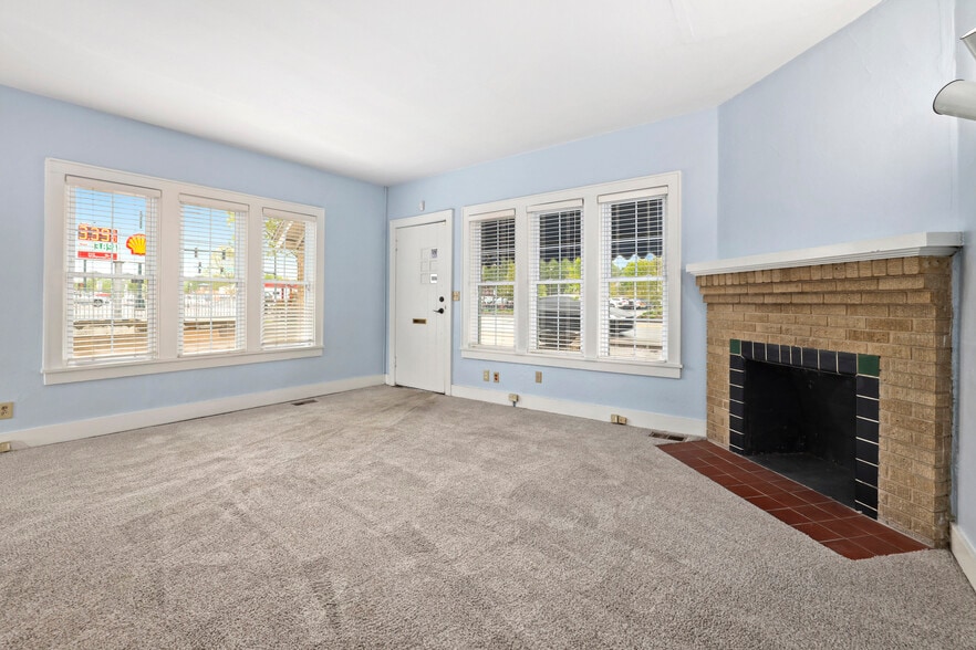 More Photos Of 355 N College Ave, Fayetteville Office Residential For Lease