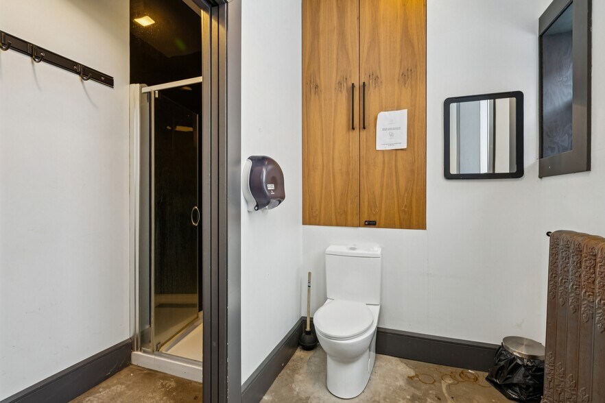 More Photos Of 2127 Rue Bélanger, Montréal Storefront Retail Residential For Sale