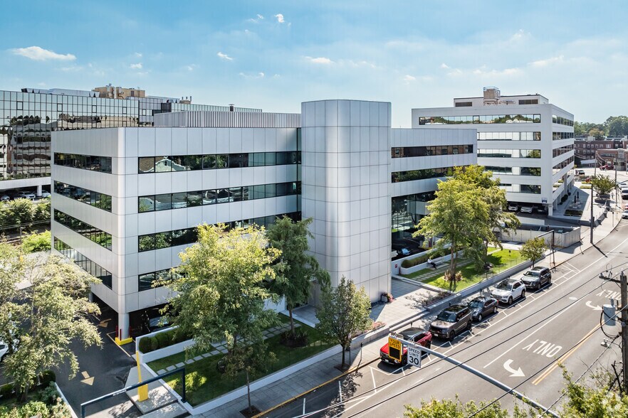 Primary Photo Of 40 Cutter Mill Rd, Great Neck Office For Lease