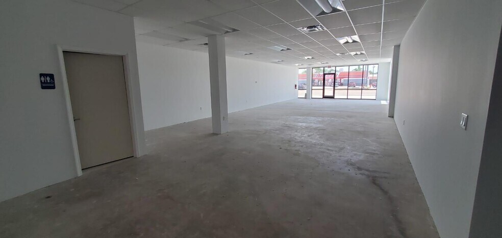 More Photos Of 1202 E Rio Grande St, Victoria Freestanding For Lease