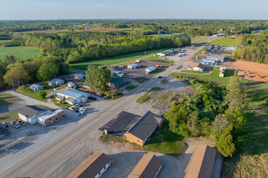 More Photos Of 1301-1385 W Danville St, South Hill Office For Lease