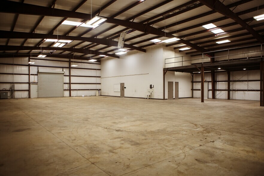 More Photos Of 2103 Longwood Dr, Brenham Warehouse For Lease