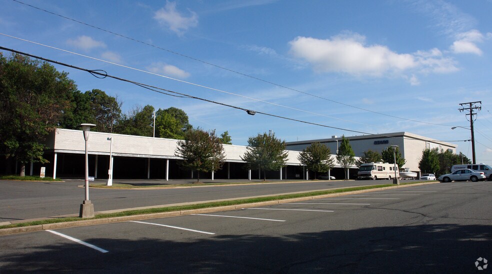 More Photos Of 6211 Leesburg Pike, Falls Church Department Store For Lease