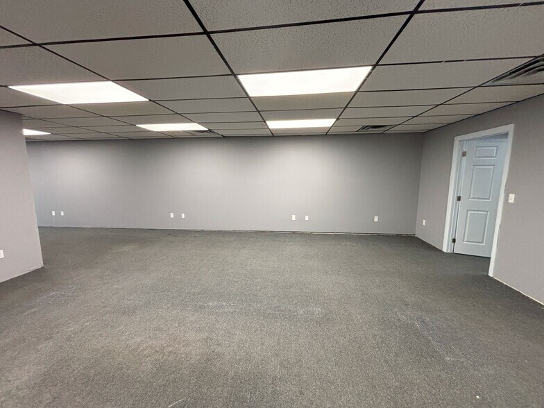 More Photos Of 40 Monument Sq, Urbana General Retail For Sale