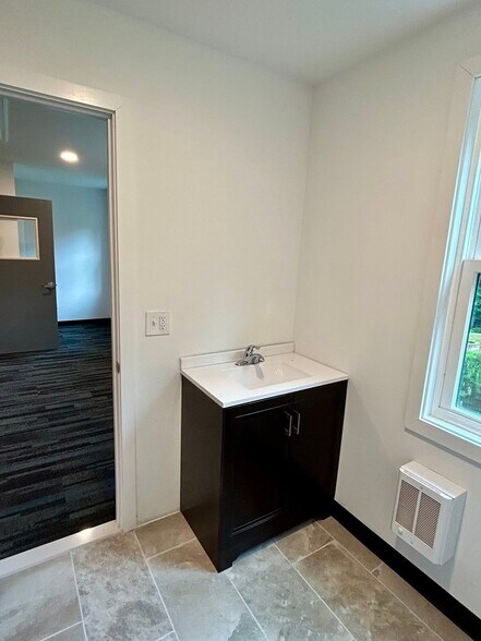 More Photos Of 15 Oneil St, Easthampton Warehouse For Lease