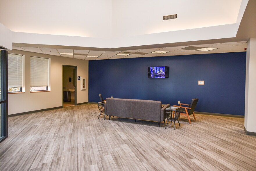 More Photos Of 712 1st Terrace Rd, Lansing Medical For Lease