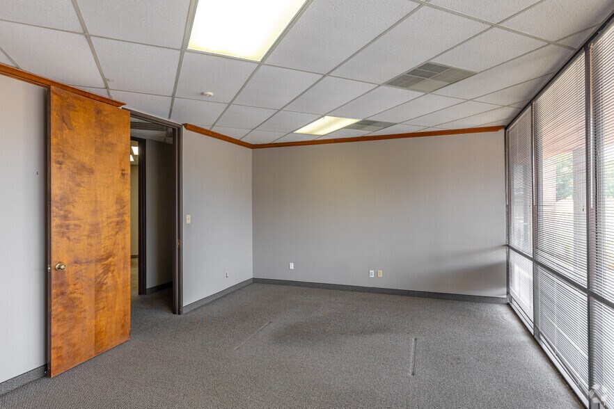 More Photos Of 12200 N Stemmons Fwy, Farmers Branch Unknown For Lease