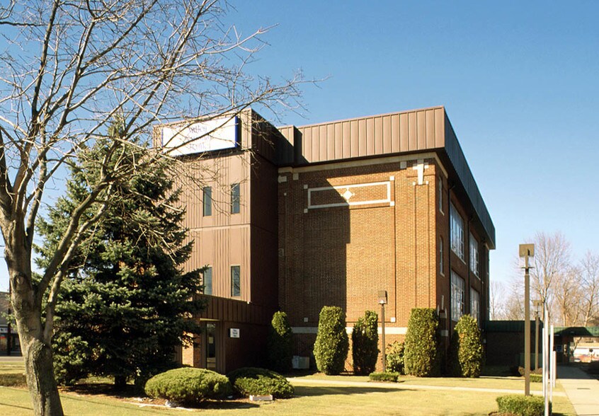 More Photos Of 64 Mountainview Blvd, Wayne Medical For Lease