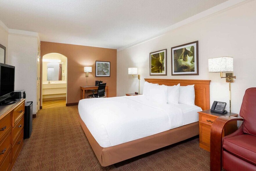 More Photos Of 351 W Hillsboro Blvd, Deerfield Beach Hotel For Sale