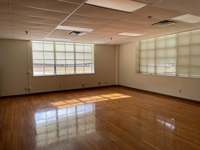 More Photos Of 216 E College St, Seguin Flex For Sale