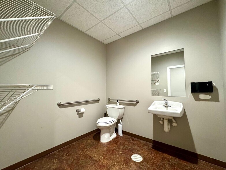 More Photos Of 5308 Parklane Dr, Kearney Serviced Offices For Sale