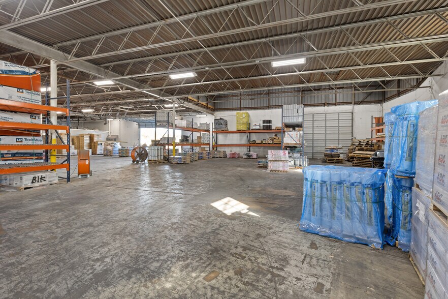 More Photos Of 13840 Denton Dr, Farmers Branch Warehouse For Lease