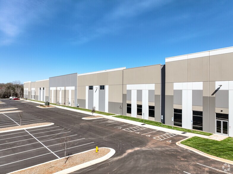 More Photos Of 136 Odessa Dr, Statesville Distribution For Lease