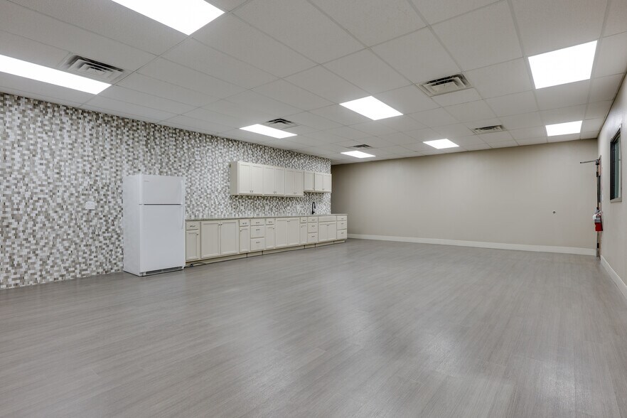More Photos Of 5020-5022 Sharp St, Dallas Manufacturing For Sale