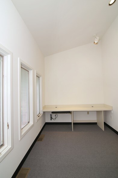 More Photos Of 9300-9306 Old Keene Mill Rd, Burke Loft Creative Space For Lease