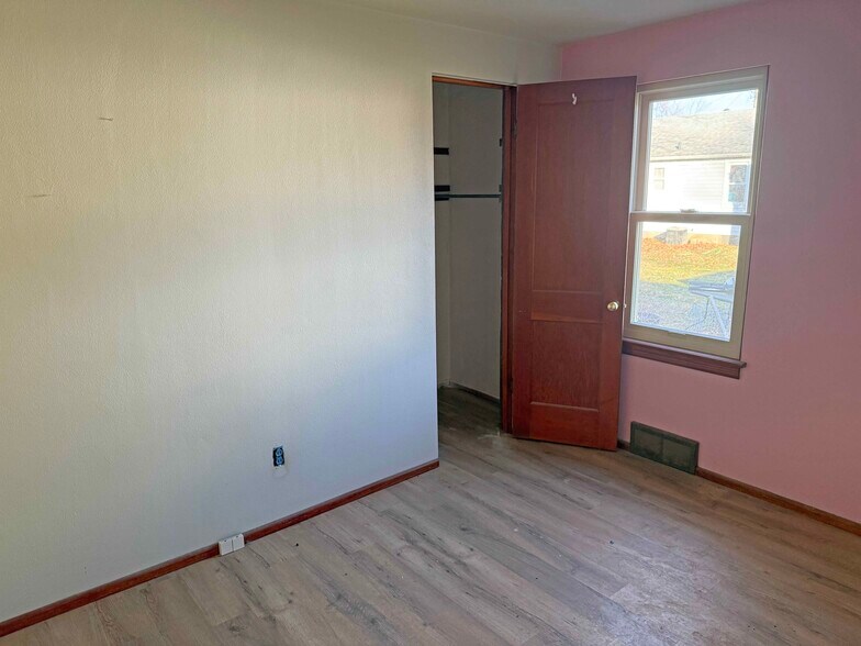 More Photos Of 239 Grand Ave, Waterloo Specialty For Sale