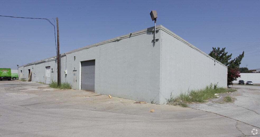 More Photos Of 1507 Central Park Dr, Hurst Warehouse For Lease