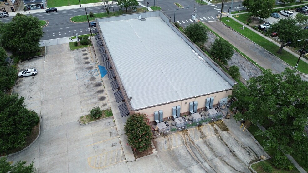 More Photos Of 230 N Broad St, New Orleans Freestanding For Lease