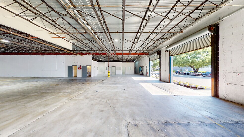 More Photos Of 8007-8115 NW 74th Ave, Miami Warehouse For Lease