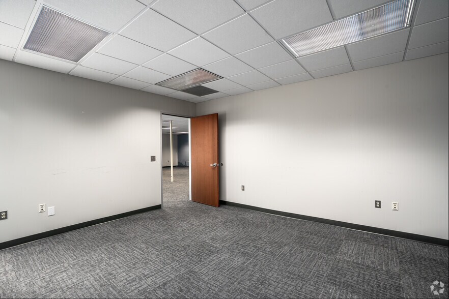 More Photos Of 2626 Glenwood Ave, Raleigh Office For Lease