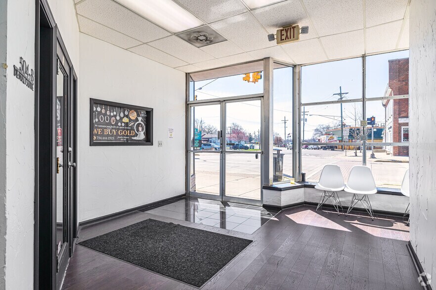 More Photos Of 504 Main St, Belleville Storefront Retail Office For Lease