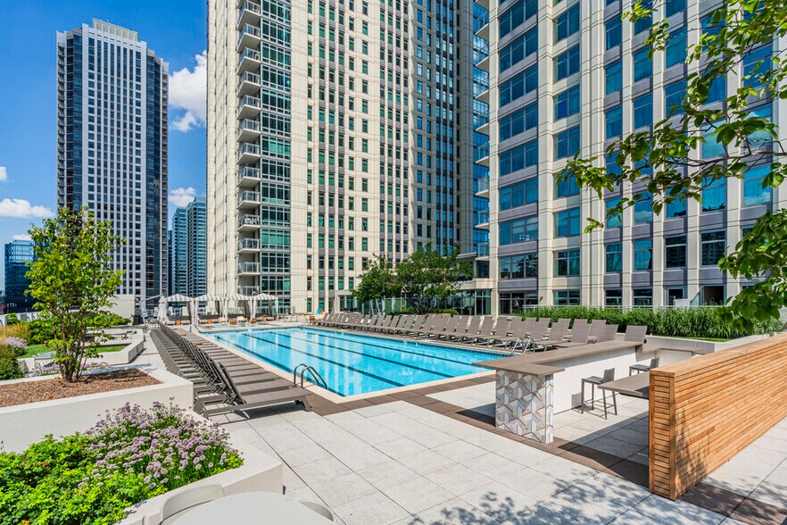 More Photos Of 555 W Kinzie St, Chicago Apartments For Lease