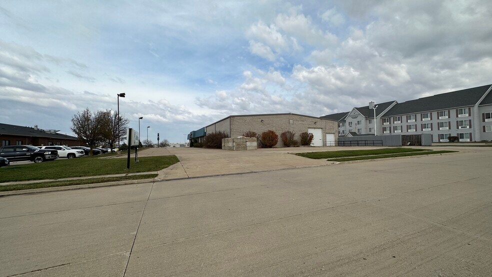 More Photos Of 2401 1/2 Empire, Bloomington General Retail For Sale