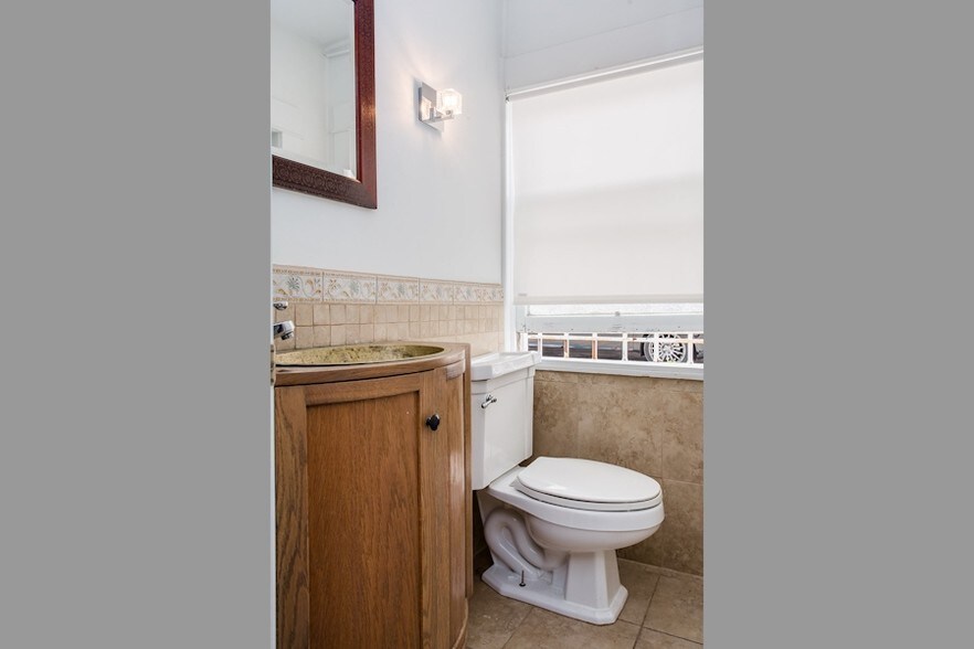 More Photos Of 305 Rose Ave, Venice Religious Facility For Sale