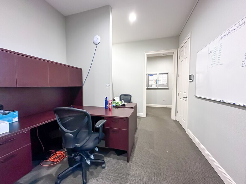 More Photos Of 180 Fitzgerald Rd, Lakeland Office For Sale