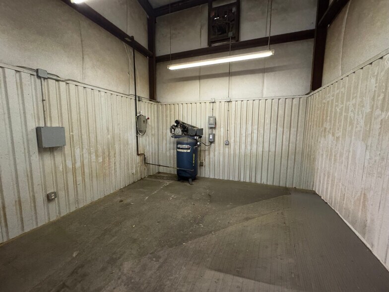 More Photos Of 1175-1179 Brittmoore Rd, Houston Warehouse For Sale