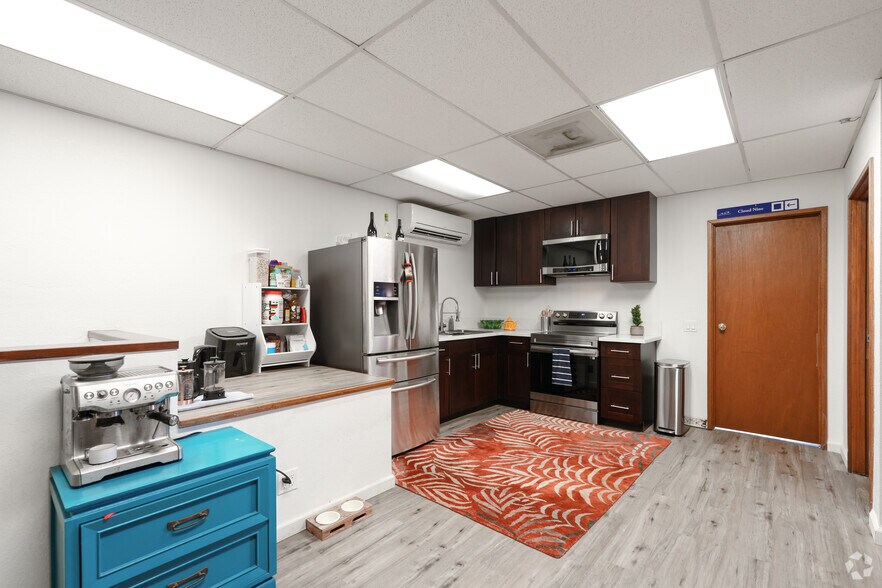 More Photos Of 4355 Lawehana St, Honolulu Industrial For Lease