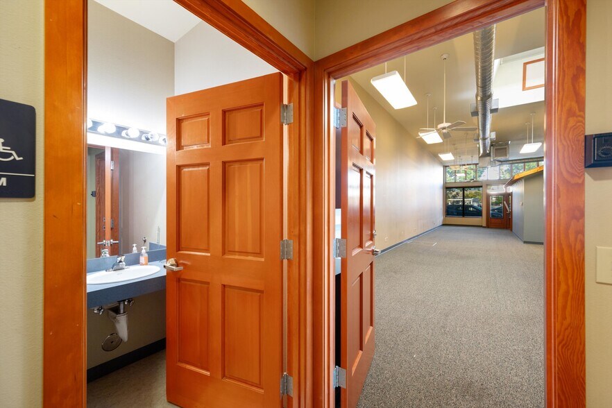More Photos Of 215 Prospect St, Bellingham Office For Sale