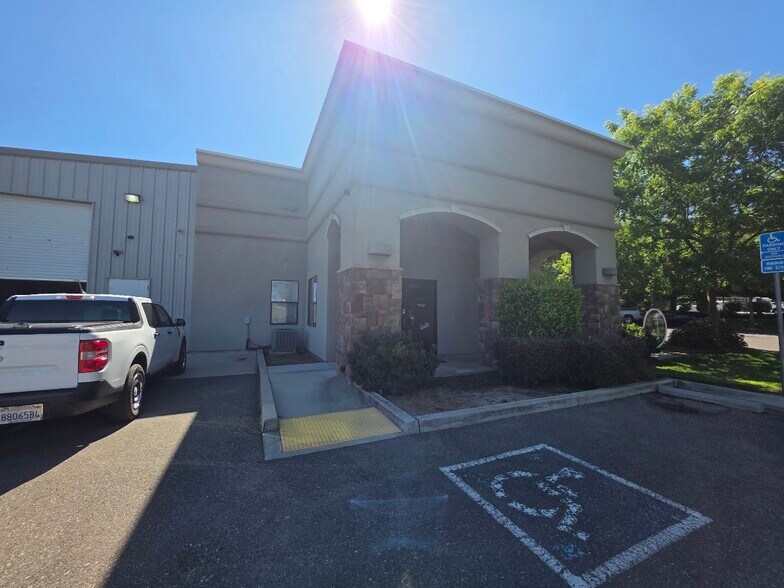 More Photos Of 500 Delano Dr, Oakdale Showroom For Lease